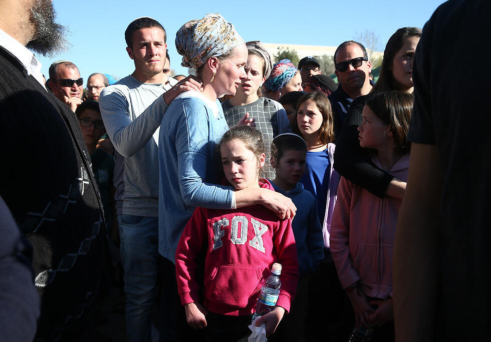 Жена и дети раввина Этингера на его похоронах. Фото: Охад Цвайгенберг