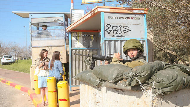 Защищенный пост на перекрестке Ариэль. Фото: Ярив Кац