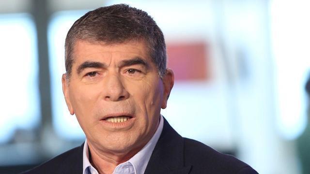 Габи Ашкенази в студии Ynet. Фото: Ави Муалем
