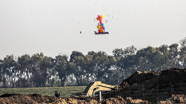 Запуск шаров со взрывчаткой. Фото: ЕРА