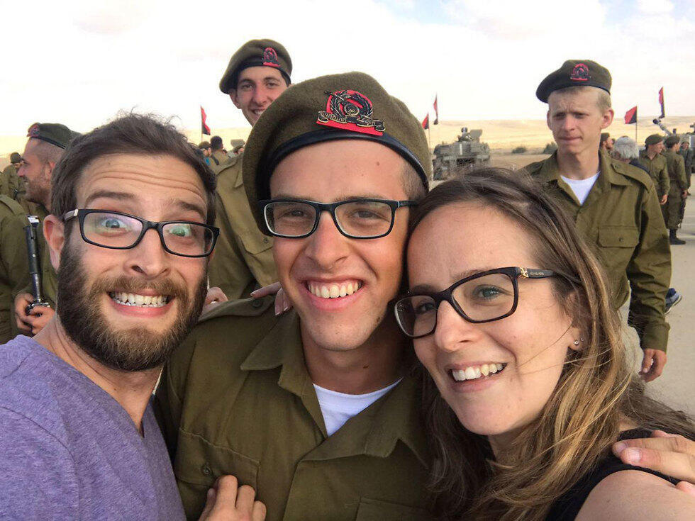 Gal Keidan, center, with his brother Erez and sister Alona (Photo: Courtesy of the family) (צילום: באדיבות המשפחה) Gal Keidan, center, with his brother Erez and sister Alona (Photo: Courtesy of the family)