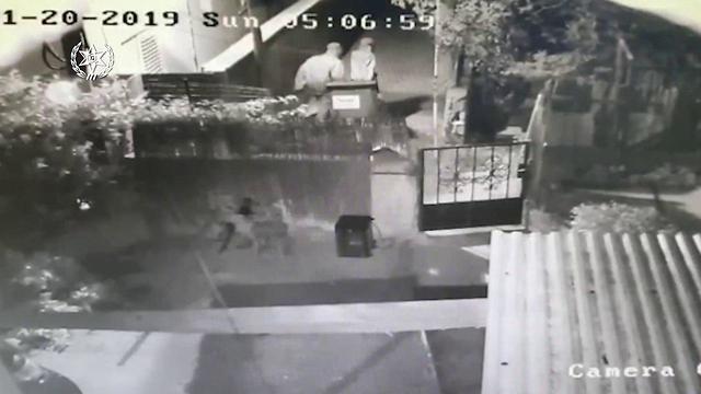 Тело Торати вывозят в мусорном контейнере. Фото: пресс-службa полиции (צילום: דוברות המשטרה ) Тело Торати вывозят в мусорном контейнере. Фото: пресс-службa полиции
