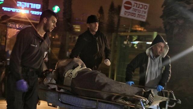 Транспортировка раненых из тюрьмы "Кциот". Фото: Меир Эвен Хаим 