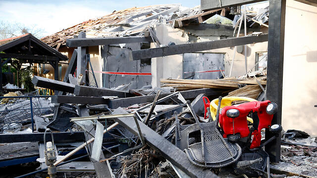 Место падения ракеты в поселке Мишмерет. Фото: АР