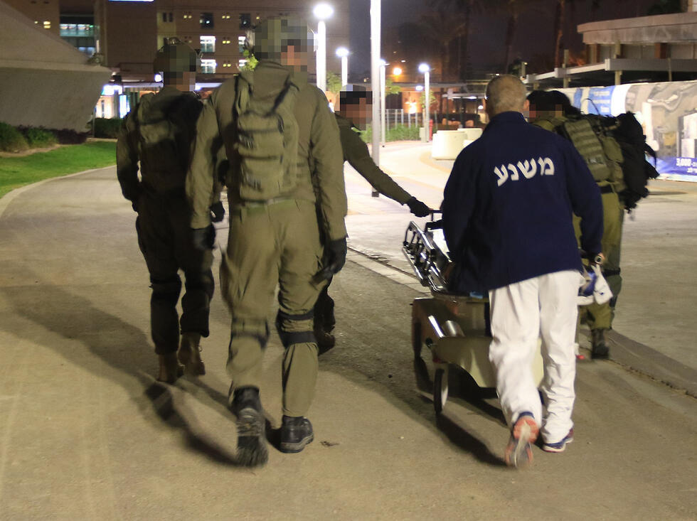 Эвакуация раненого сотрудника охраны. Фото: Меир Эвен Хаим