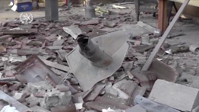 Ракета, попавшая в дом в поселке Мишмерет. Фото: пресс-служба полиции