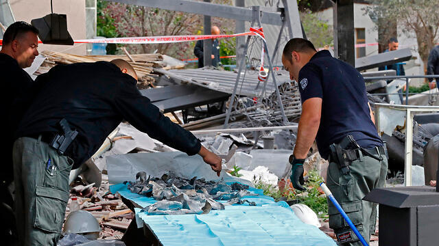 Последствия ракетного удара по округу Ха-Шарон. Фото: AFP