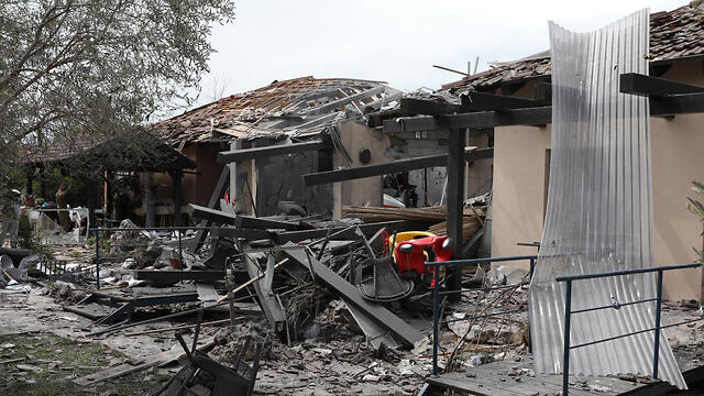Разрушенный ракетой дом в мошаве Мишмерет. 25 марта 2018 года. Фото: EPA (צילום: EPA) Разрушенный ракетой дом в мошаве Мишмерет. 25 марта 2018 года. Фото: EPA