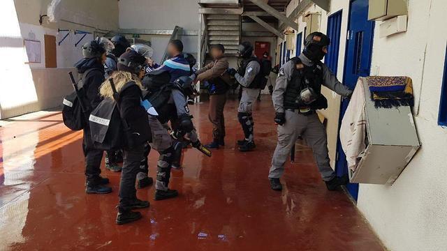 Обыски в тюрьме "Кциот". Фото: Управление тюрем