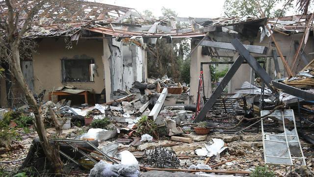 Дом в поселке Мишмерет, разрушенный ракетой ХАМАСа. Фото: Моти Кимхи