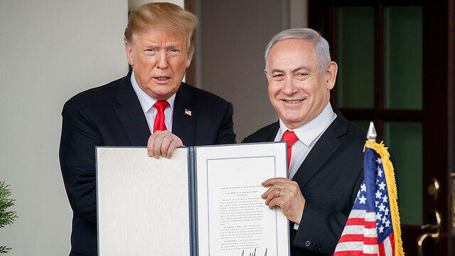 Benjamin Netanyahu and Donald Trump show off the US declaration of recognition of Israeli sovereignty over the Golan Heights (Photo: EPA) Benjamin Netanyahu and Donald Trump show off the US declaration of recognition of Israeli sovereignty over the Golan Heights