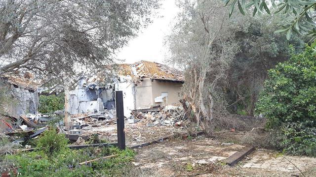 Разрушенный ракетой дом в мошаве Мишмерет. 25 марта 2018 года. Фото: Итай Шикман (צילום: איתי שיקמן) Разрушенный ракетой дом в мошаве Мишмерет. 25 марта 2018 года. Фото: Итай Шикман