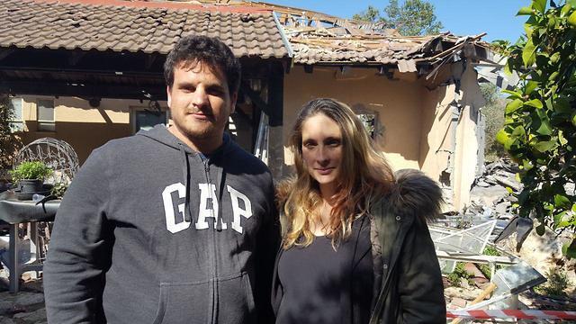 Талия и Даниэль Вольф на фоне семейного дома. Фото: Итай Шикман (צילום: איתי שיקמן ) Талия и Даниэль Вольф на фоне семейного дома. Фото: Итай Шикман
