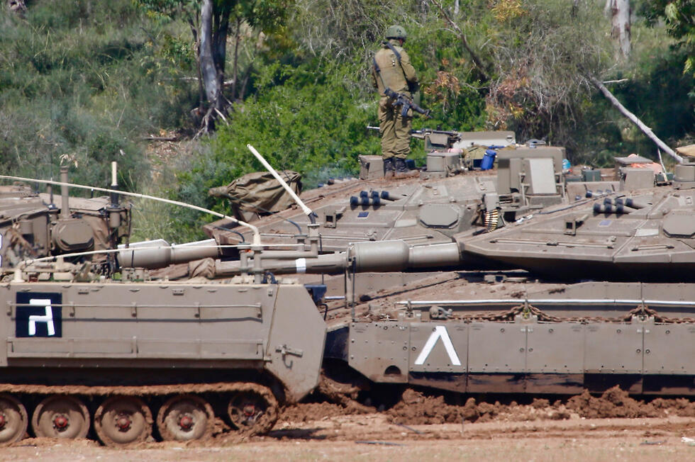 Бронетехника ЦАХАЛа у границы с Газой. Фото: AP