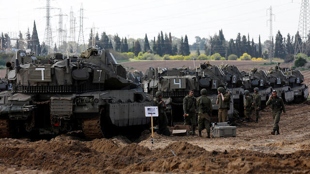 IDF tanks make their way to Gaza border