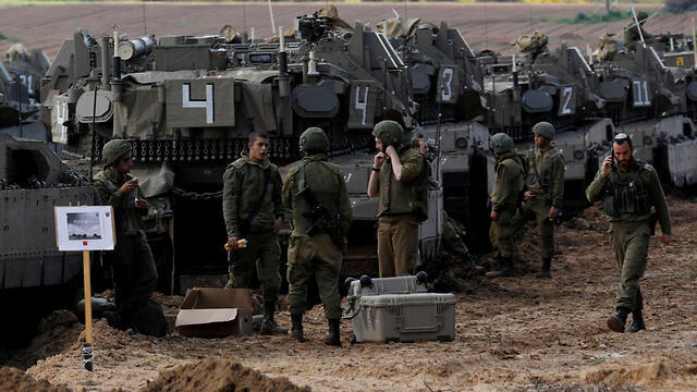 Israeli troops deployed outside the Gaza Strip earlier this year (צילום: רויטרס) Israeli troops deployed outside the Gaza Strip earlier this year