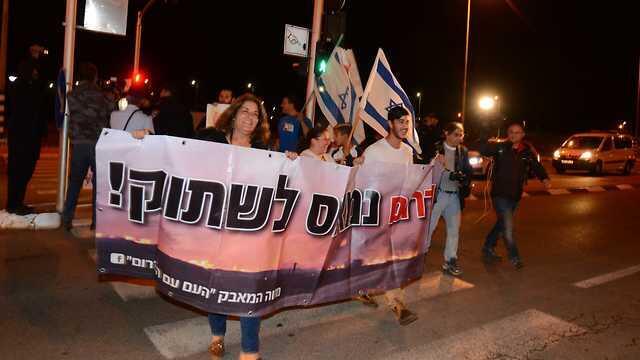 Gaza border residents protest on Tuesday evening (Photo: Avi Rokah)