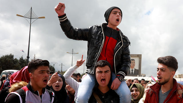 Protesters chant slogans in the town of Quneitra in the Syrian side of the Golan Heights (Photo: AFP) Protesters chant slogans in the town of Quneitra in the Syrian side of the Golan Heights