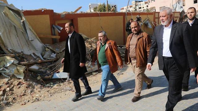 Хания осматривает руины штаба в Газе