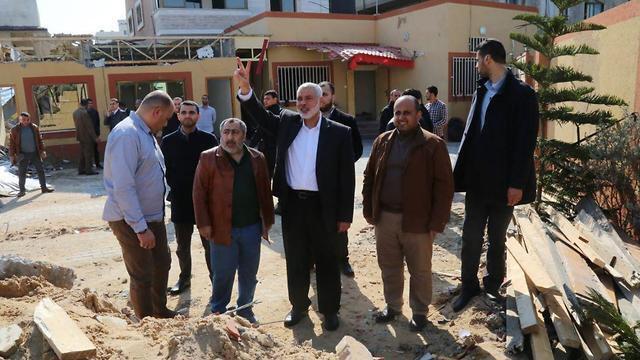 Политический лидер ХАМАСа Исмаил Хания на руинах своей канцелярии, разрушенной ВВС ЦАХАЛа