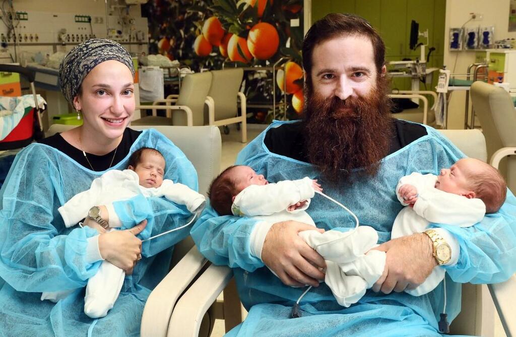 Семейство Хахам и их тройня. Фото: пресс-служба "Рамбам" (Фото: пресс-служба "Рамбам") Семейство Хахам и их тройня. Фото: пресс-служба "Рамбам"