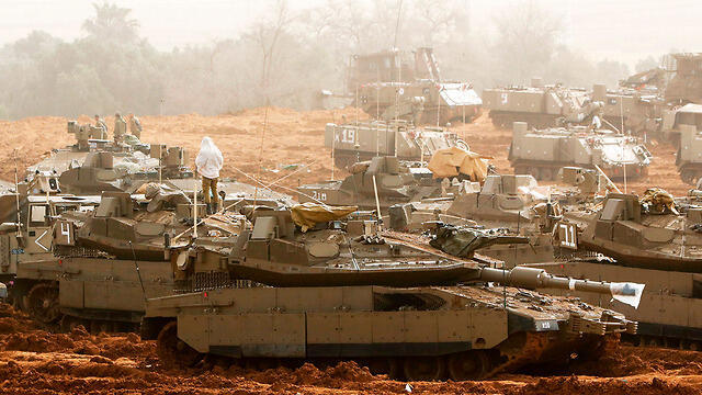 IDF tanks on the Israel-Gaza border (צילום: AFP) IDF tanks on the Israel-Gaza border