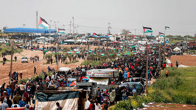 Thousands gather along Israel-Gaza border for anniversary rally (צילום: AFP) Thousands gather along Israel-Gaza border for anniversary rally