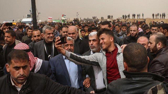 Ихья Синвар на границе с Израилем