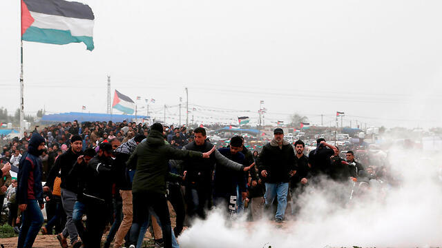 Riots along the Israel-Gaza border (צילום: AFP ) Riots along the Israel-Gaza border