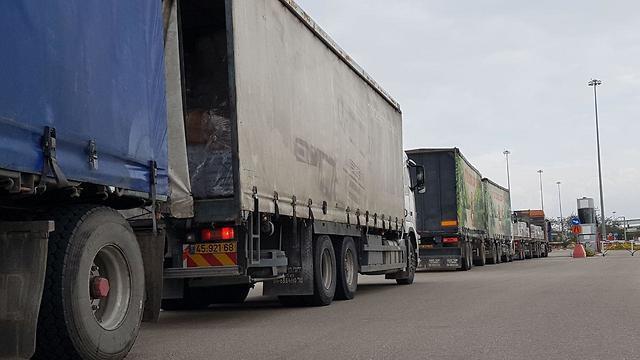 Trucks make their way to Kerem Shalom border crossing on Sunday