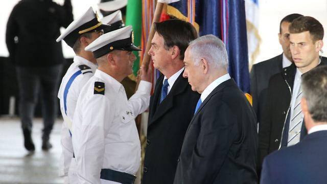 Президент Бразилии Жаир Болсонару и премьер-министр Израиля Биньямин Hетаниягу в аэропорту Бен-Гурион. Фото: AFP