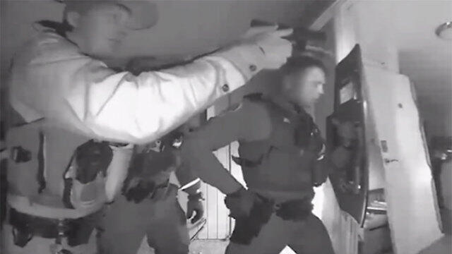 Спецназ полиции США возле двери антипрививочников