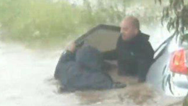 На Голанах смыло машину