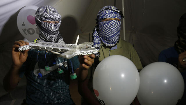 Подготовка воздушных шаров с взрывчаткой. Фото: AFP