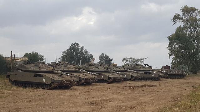 IDF tanks on the Gaza border (Photo: Barel Efraim)