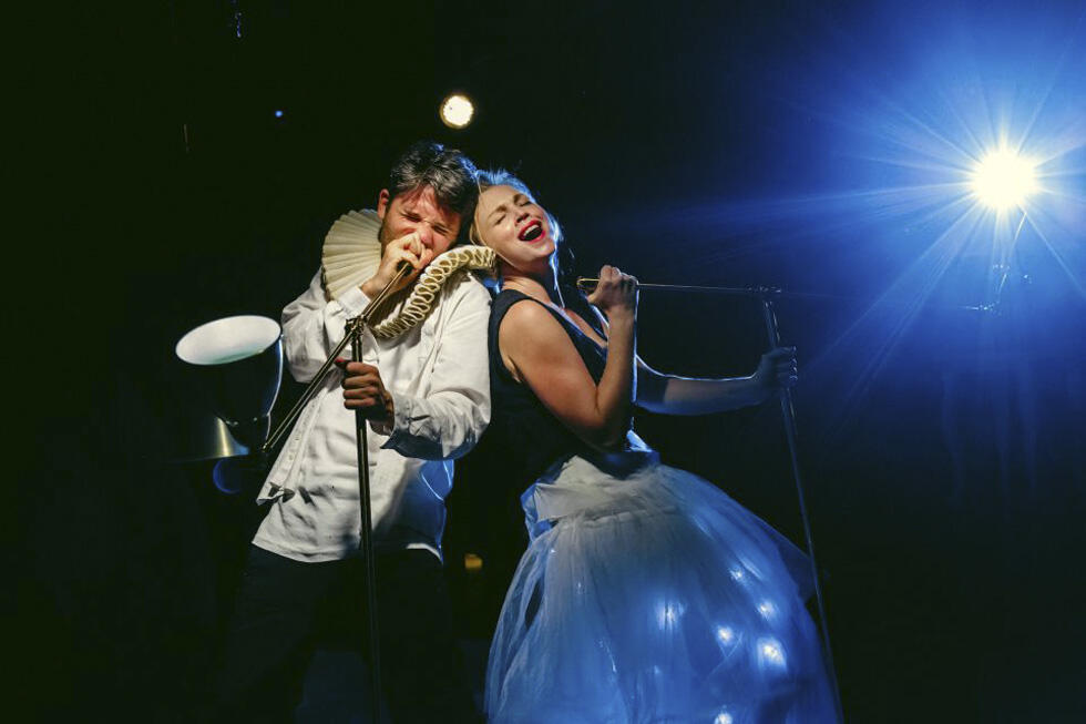 Сцена из спектакля "История медведей панда…". Фото: Марк Цо (Сцена из спектакля "История медведей панда…". Фото: Марк Цо) Сцена из спектакля "История медведей панда…". Фото: Марк Цо