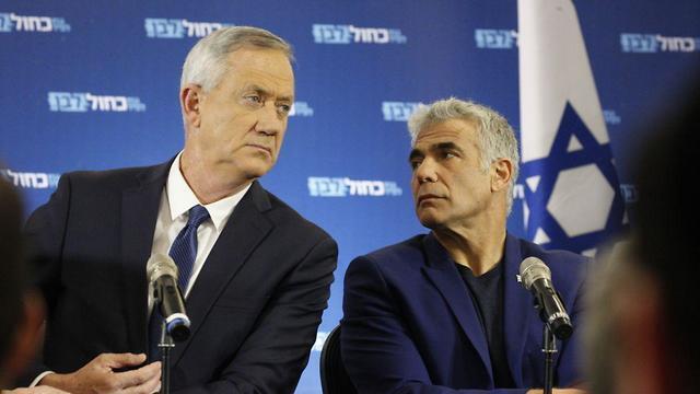 Бени Ганц и Яир Лапид на пресс-конференции 1 апреля. Фото: Моти Кимхи