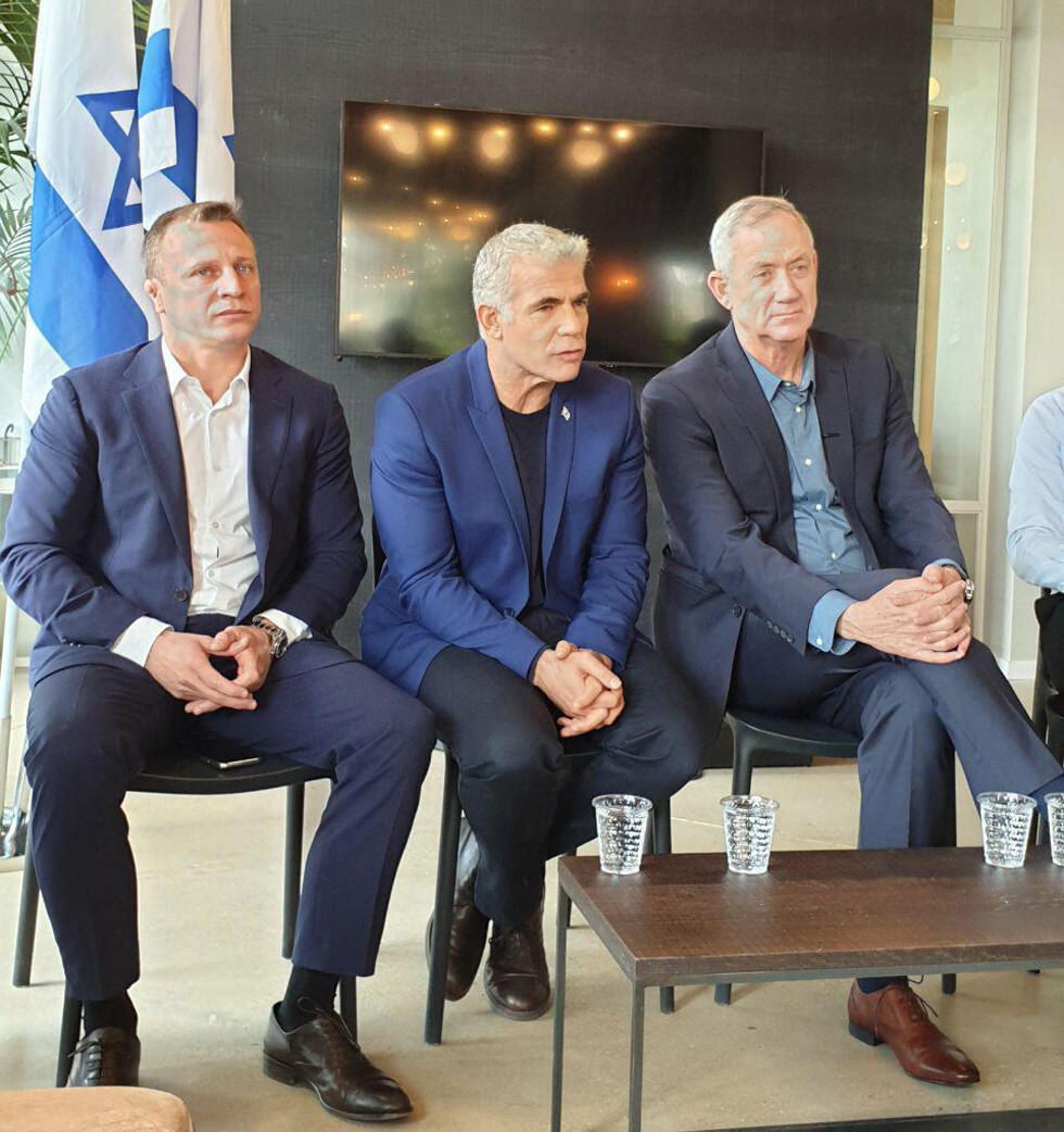 Константин Развозов, Яир Лапид, Бени Ганц. Фото: Вести