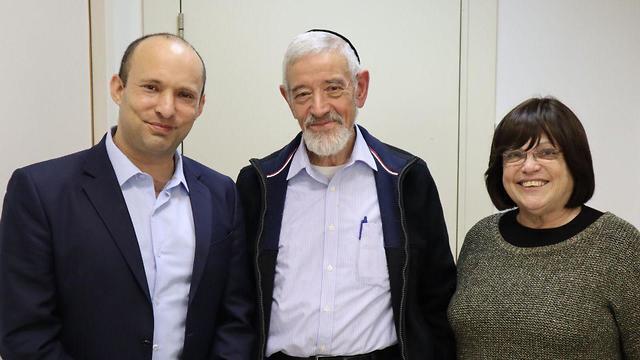 Cупруги Мири и Хаим Аренталь с Нафтали Беннетом. Фото: пресс-служба министра просвещения