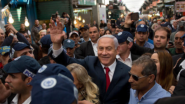 Benjamin Netanyahu on the campaign trail (צילום: AP) Benjamin Netanyahu on the campaign trail