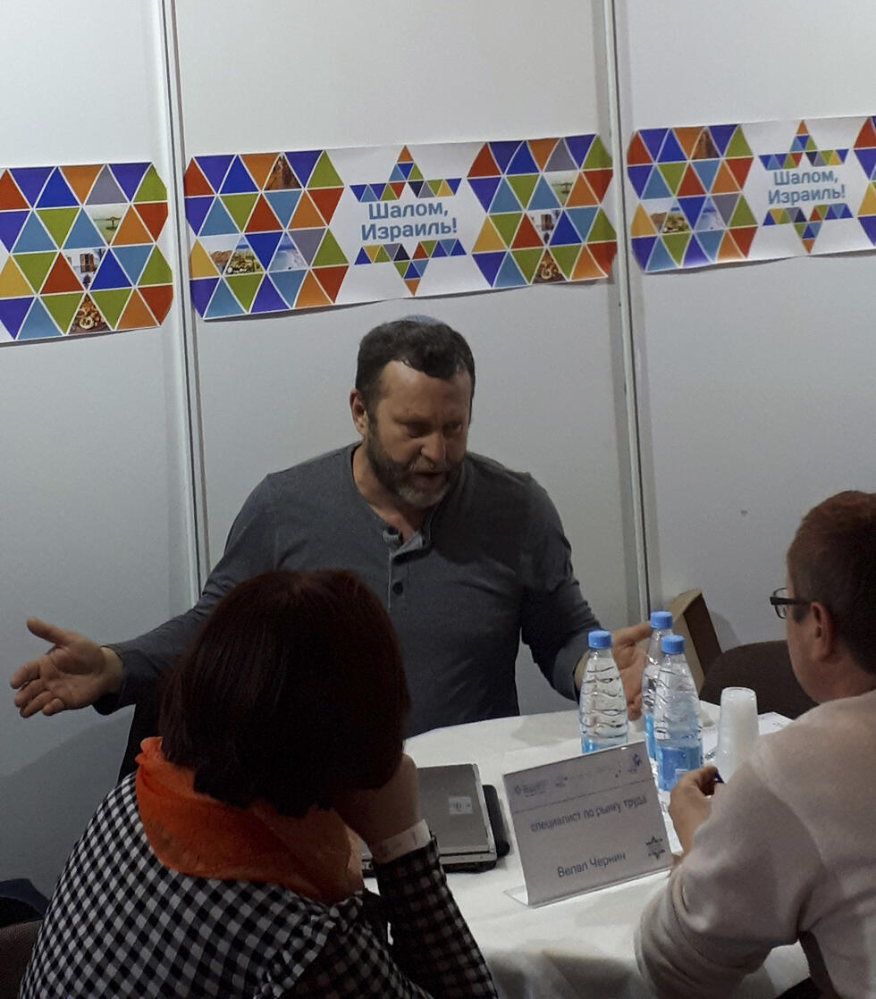 Специалист по трудоустройству в Израиле, сотрудник Сохнута доктор Велвл Чернин дает консультацию во время работы фестиваля. Фото: Давид Шехтер