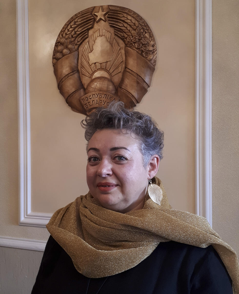 Елена Дворкина в том самом кабинете, где ее уволили из театра за еврейскую мать. Фото: Давид Шехтер.