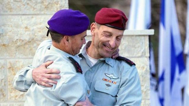 Генерал Стрик передает полномочия генералу Бараму. Фото: Эфи Шарир (צילום: אפי שריר) Генерал Стрик передает полномочия генералу Бараму. Фото: Эфи Шарир
