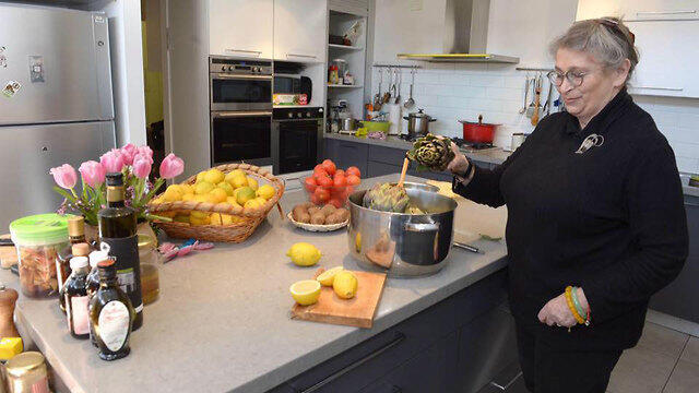 Нехама Ривлин готовит суп из артишоков на домашней кухне. Фото: Марк Нейман, ЛААМ