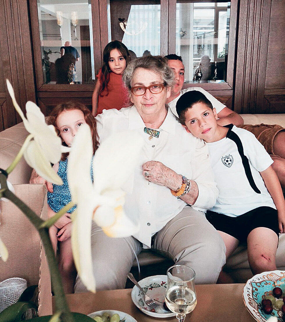 Нехама Ривлин с внуками. Фото: Анат Ривлин