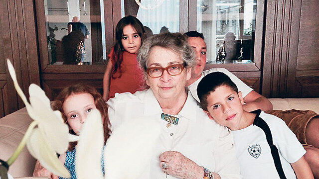 Nechama Rivlin and her grandchildren