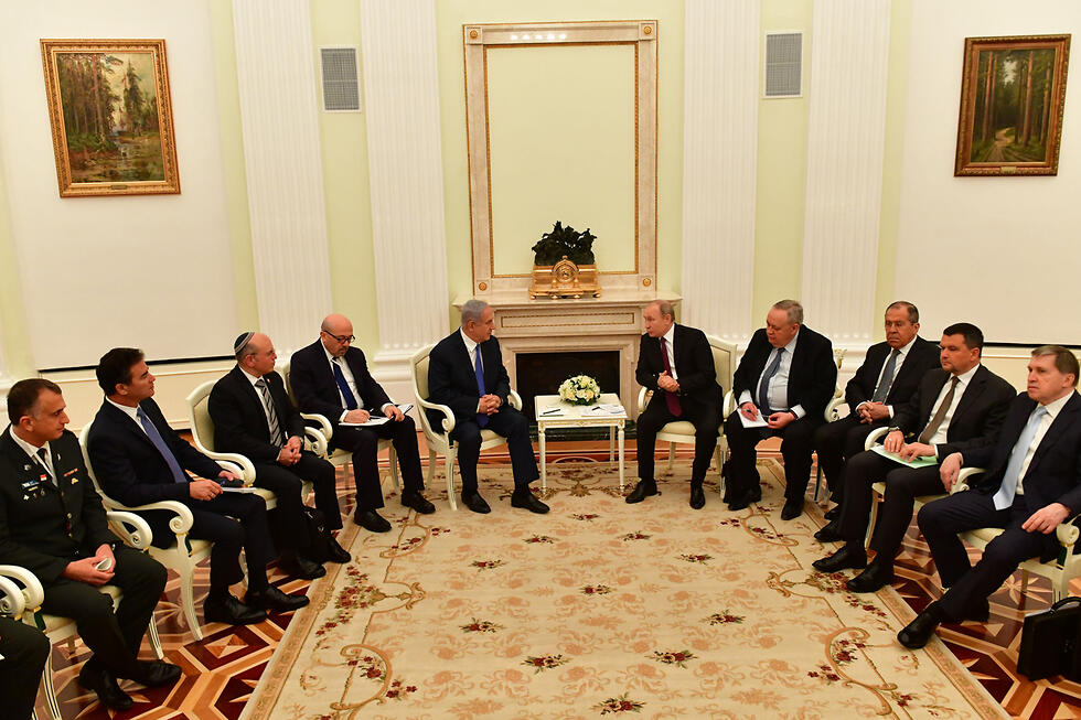 Cohen alongside Netanyahu during meeting with Putin (Photo: Kobi Gideon, GPO) בנימין נתניהו וולדימיר פוטין בקרמלין