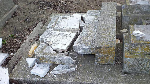 Оскверненное вандалами кладбище в Румынии. Фото: еврейская община Румынии (צילום: הקהילה היהודית ברומניה) Оскверненное вандалами кладбище в Румынии. Фото: еврейская община Румынии