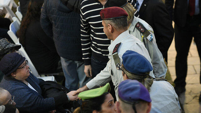 Aviv Kochavi greets Baumel family at the funeral