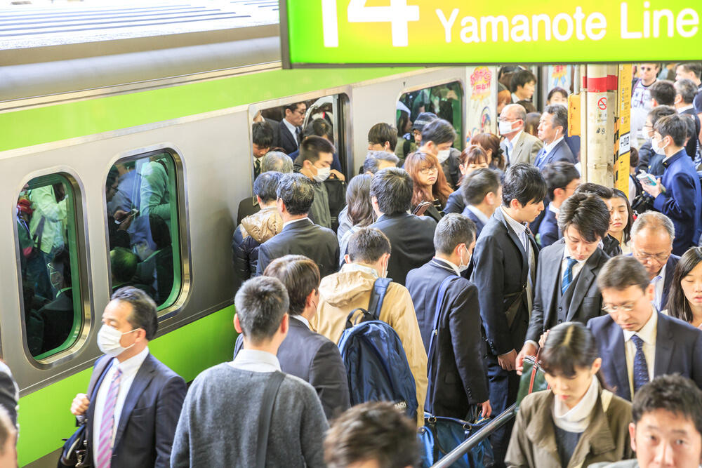 'Karoshi' (Photo: shutterstock) יפן אנשי עסקים חליפות